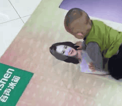 从小就开始喜欢美女，这喜好一辈子不会变
