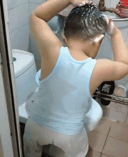 没事学老爸帅气的洗个头