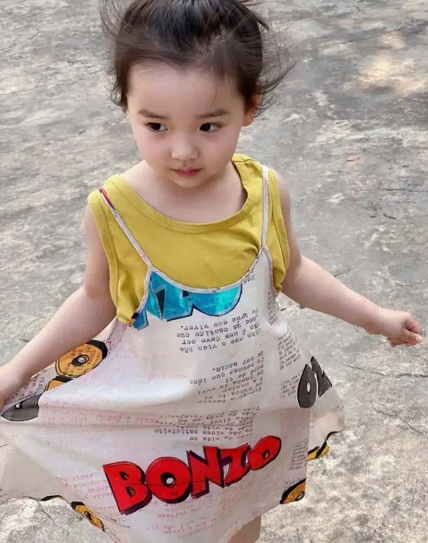 穿吊带围裙的可爱小女孩