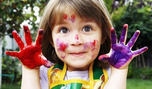 喜欢涂鸦的小宝宝，把自己弄得像只小花猫
