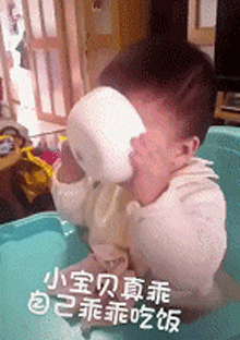 真乖的小宝贝，自己乖乖吃饭
