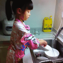 从小就帮家里做家务，心酸啊