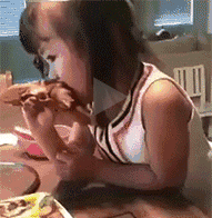 姐姐在啃猪脚，而我只能啃自己的脚