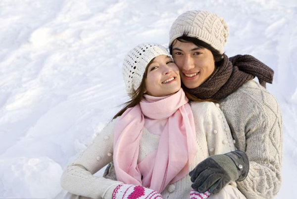 雪地里很冷，但爱情让人心里温暖