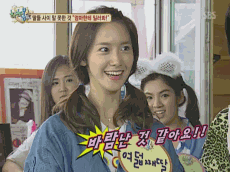 忍不住开怀大笑的女孩