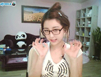 双手想抓人的眼镜妹妹