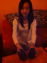 熟练玩骰盅的女孩