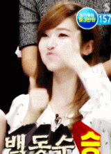 竖着大拇指摇晃不停的女生