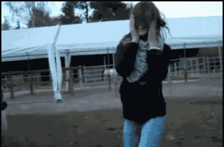 让你站在这傻笑，撞倒你