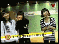 美女做鬼脸给大家看