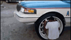 爬在轮胎上转圈圈的牛人