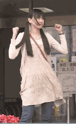 向天挥拳的女孩