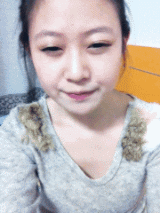 摆脑袋做怪脸的女生