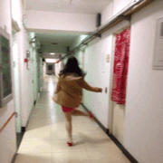 搞怪女生屁颠屁颠的跑了