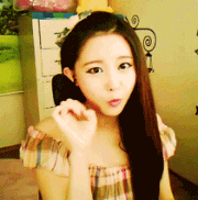 调皮女主播对着镜头搞怪