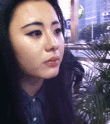 美女搞怪的皱眉头