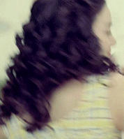 美女回目一笑，温柔亲切