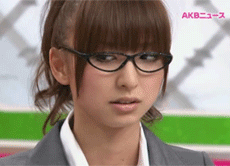 不屑一顾的眼镜女