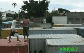 双人配合表演特技后空翻