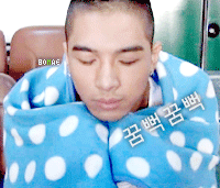 裹着毯子眨眼睛的男人