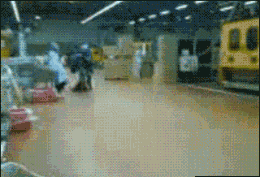 运货物时玩滑板