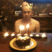 搞怪吹生日蜡烛的男人