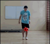 玩皮球摔倒的男人