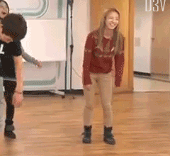 两个向前扑倒的女人