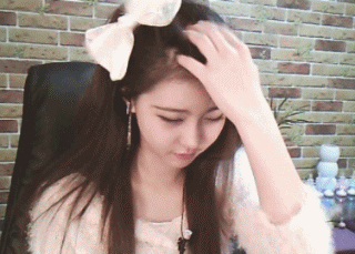 无聊弄头发的美女主播