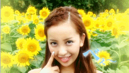 站在花丛中的调皮女生