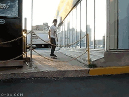 玩滑板被铁链绊倒