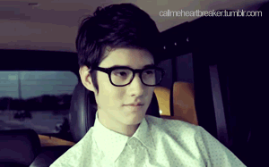 转头偷瞄的帅哥