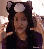 戴帽子的美女用手扮眼镜