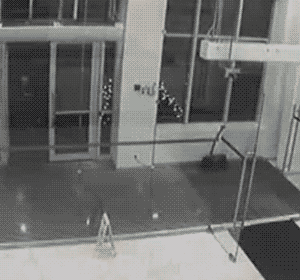 走路不看路，一头撞碎玻璃