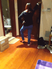 发癫乱舞摔倒的女生