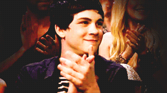 笑着拍巴掌的洋帅哥