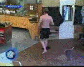 拖鞋被粘住了，不慎摔倒