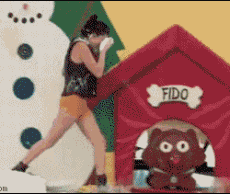 美女向前被撞倒