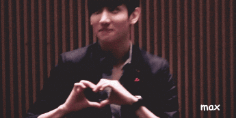 帅哥用手做标准的心形