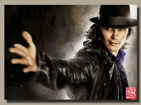 洋帅哥玩扑克魔术