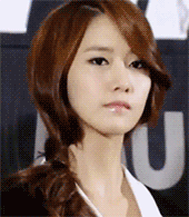 手拿话筒的美女