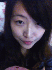 调皮玩东西扮可爱的女生