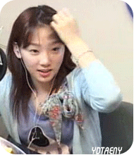 美女弹一下前面的头发