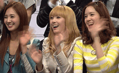 三位挥手打招呼的美女