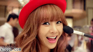 美女化妆，兴奋无比