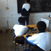 课堂上老师的后踢腿