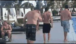 无聊推人下水，自己也跟着摔下去