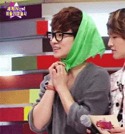 头戴绿头巾的男人