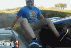 少年在两辆车上同行