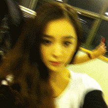 对着镜头秀可爱